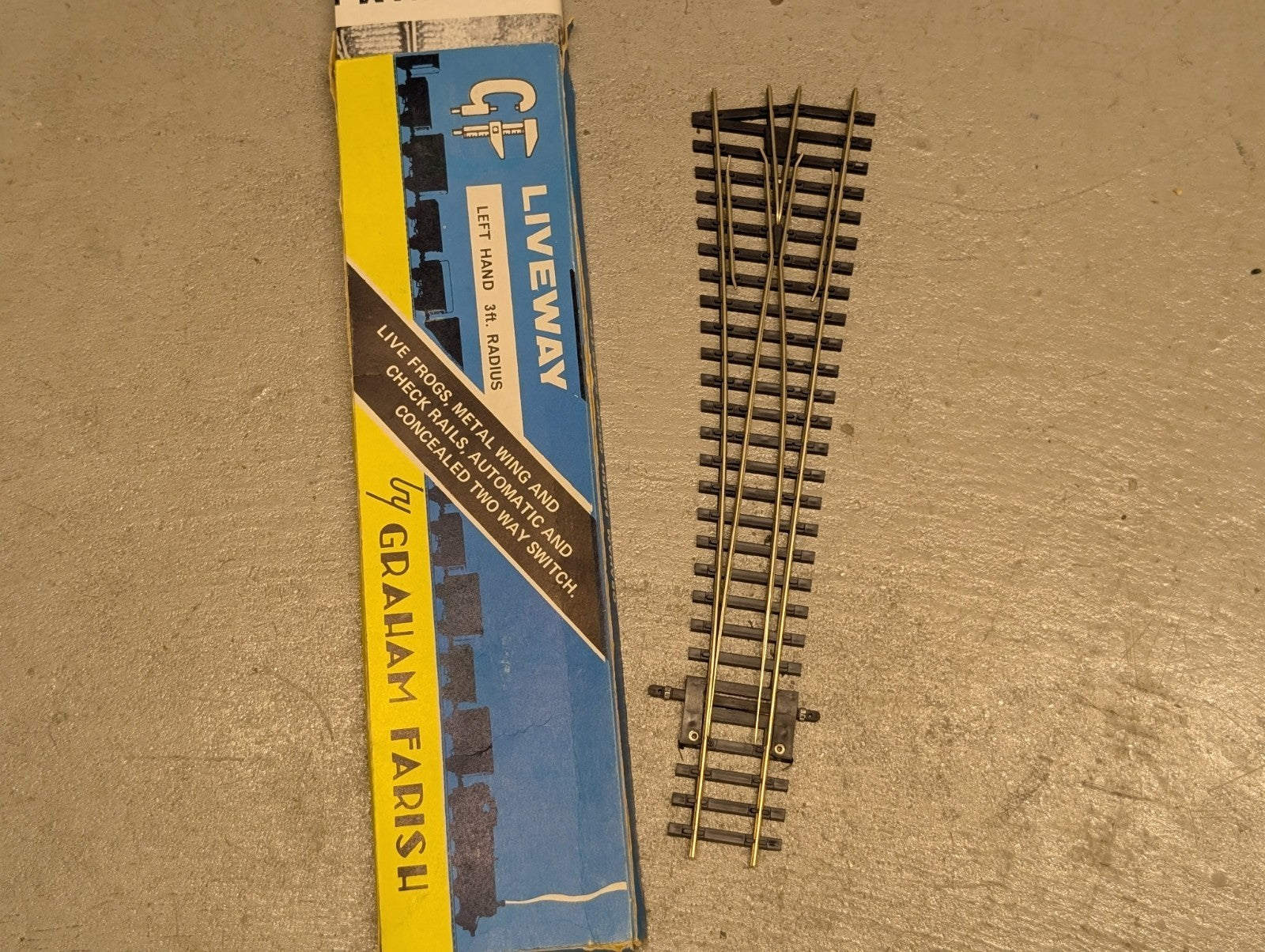 Graham Farish Liveway Left Hand 3ft. Radius Concealed Two Way Switch