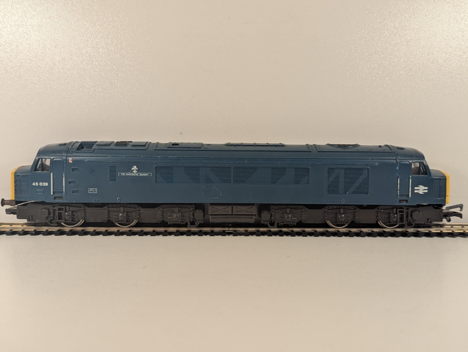 Mainline OO Gauge Class 45 'The Manchester Regiment' Diesel Loco