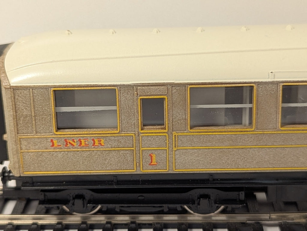 Hornby OO Gauge LNER Teak Composite Coach - missing front coupling