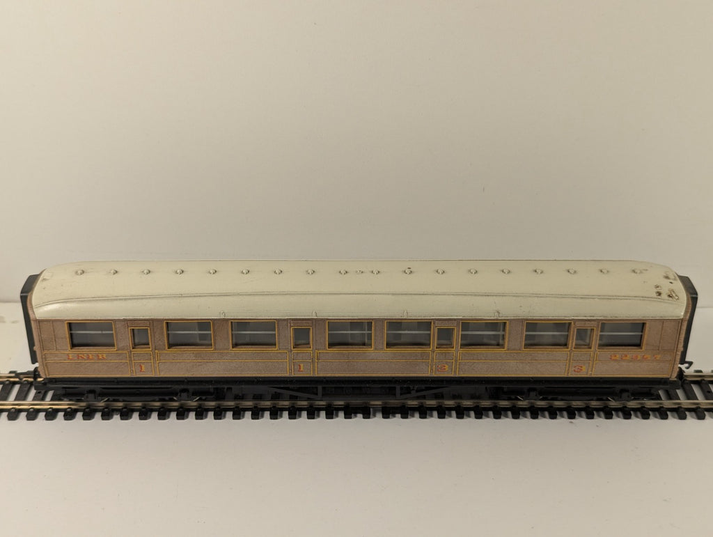 Hornby RailRoad OO Gauge LNER Teak Composite Coach for Mallard