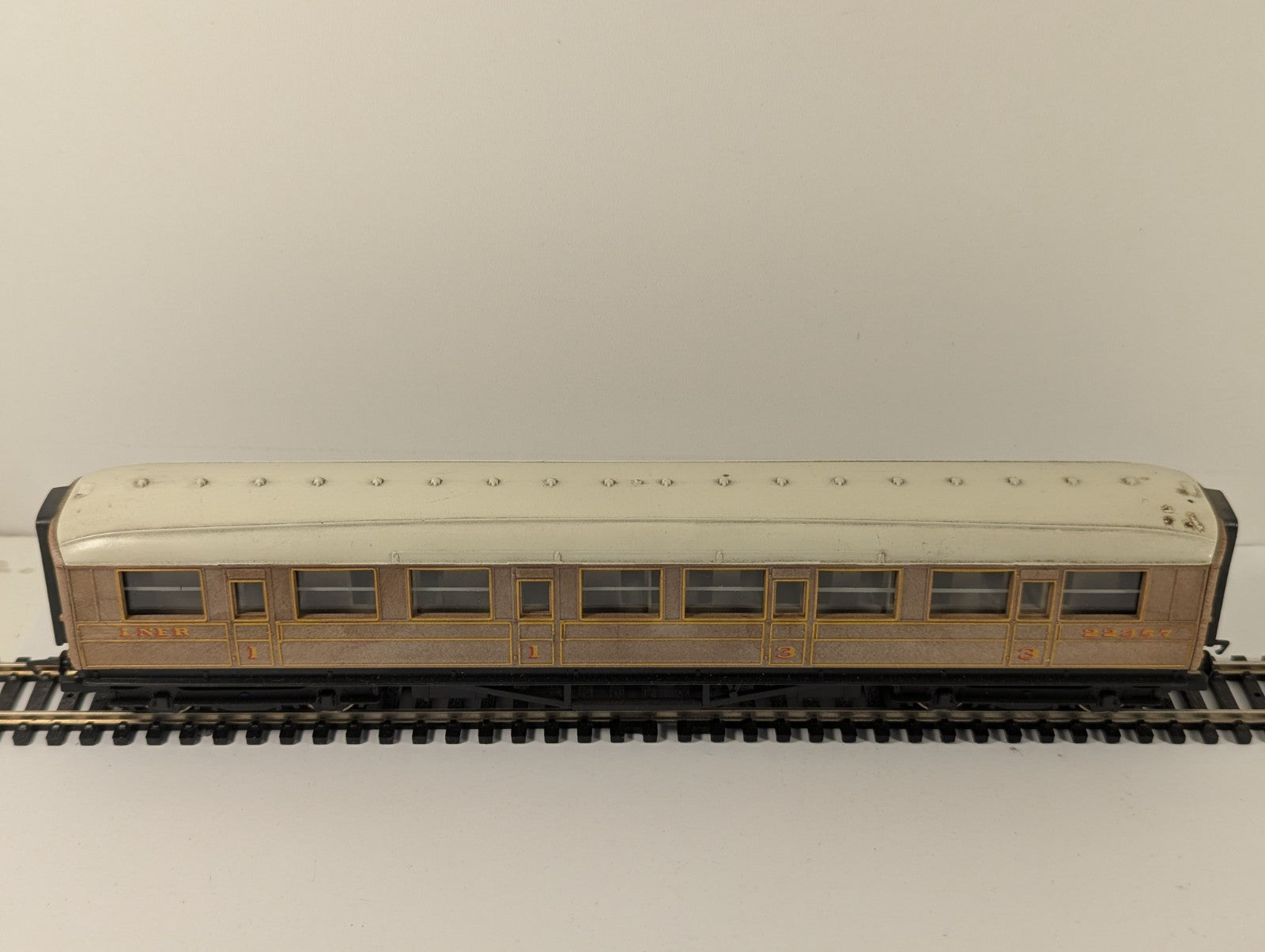 Hornby RailRoad OO Gauge LNER Teak Composite Coach for Mallard