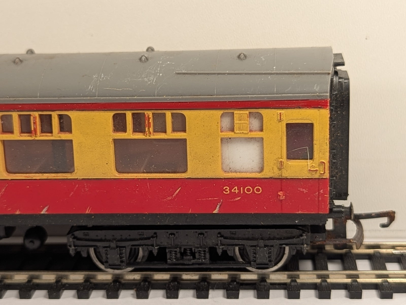 Hornby BR Mk1 BSK Brake Second Corridor Passenger Coach Crimson/ Cream