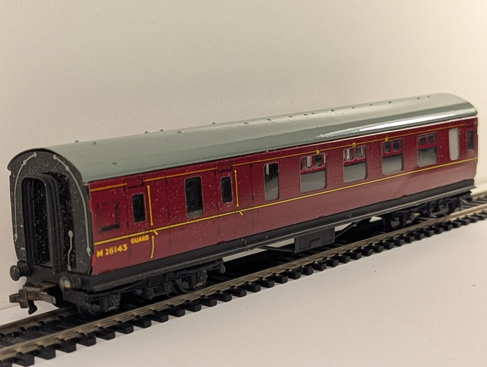 Hornby-Dublo LMS Stanier Brake Third Coach M26143 BR Maroon - Boxed