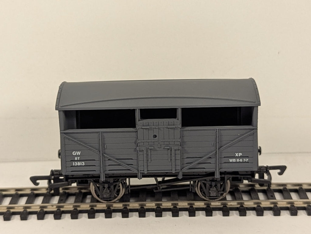 Dapol OO Gauge GWR Cattle Wagon Goods Wagon 13813 GWR Grey B500