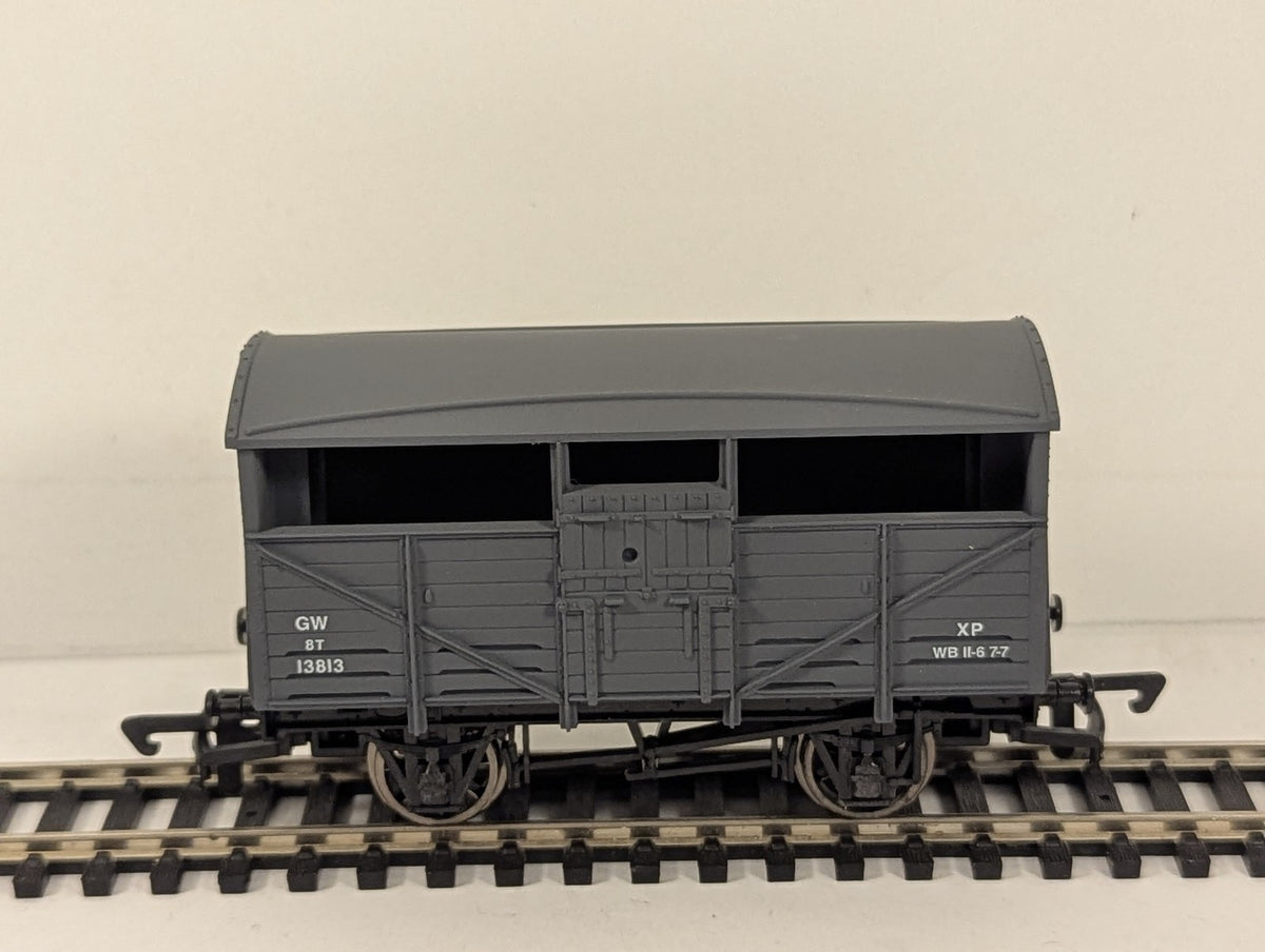 Dapol OO Gauge GWR Cattle Wagon Goods Wagon 13813 GWR Grey B500
