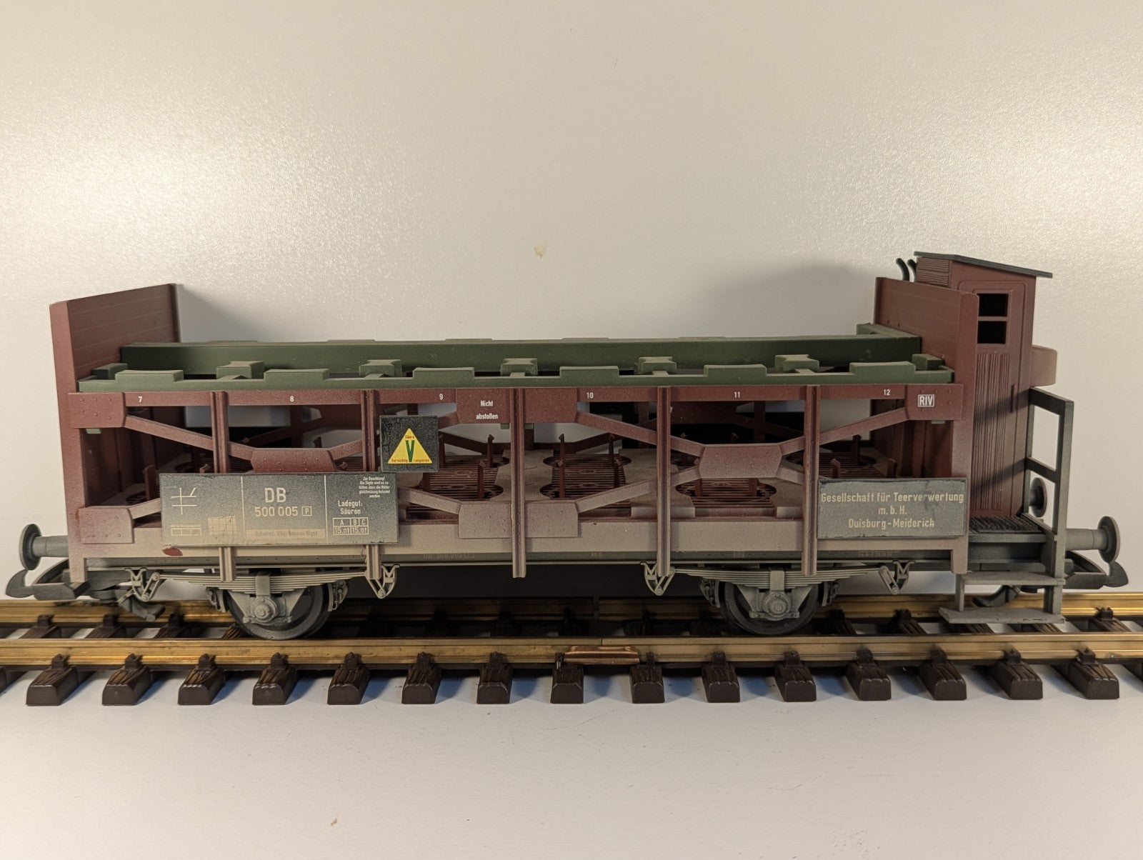 Piko G Gauge Weathered Acid Chemical Wagon with Guards Compartment – No barrels