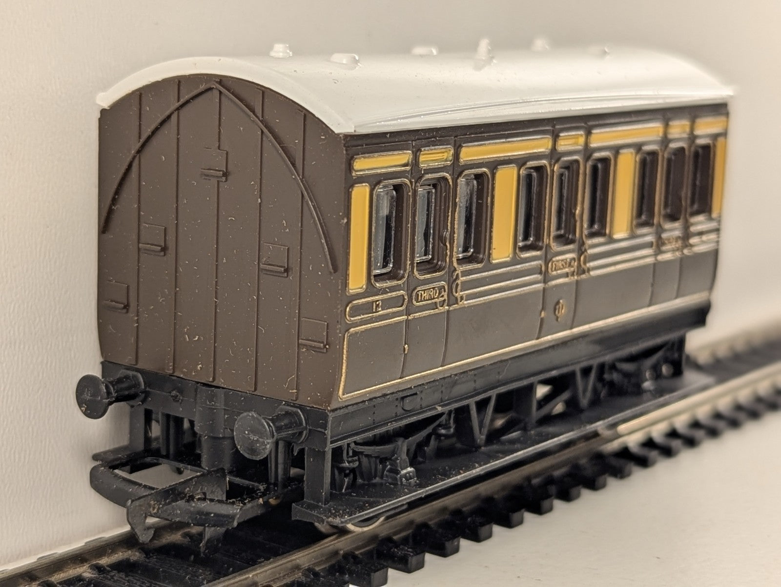 Hornby R213 OO Gauge GWR 4 Wheel Coach - Boxed
