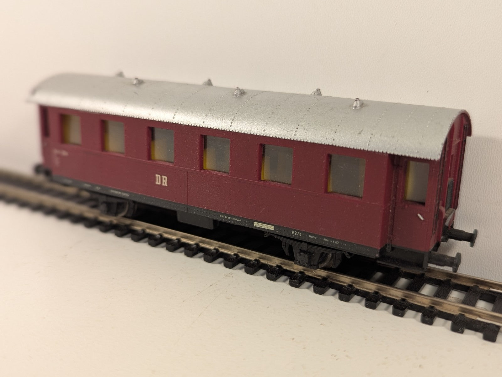 Piko HO Gauge Deutsche Reichsbahn Maroon Passenger Car Missing Couplings