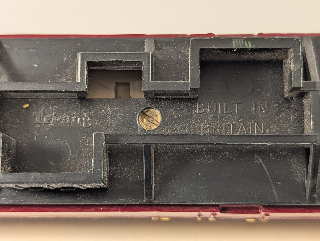 Tri-ang OO Gauge Short Brake Coach Passenger Coach Crimson and Cream (Repainted)