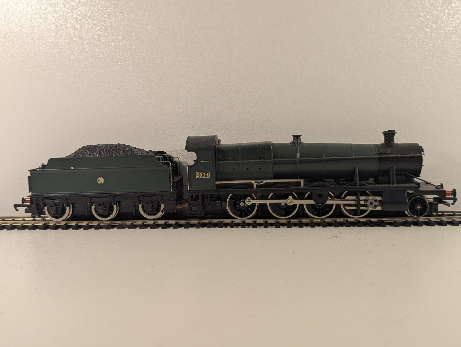 Hornby OO Gauge GWR 2800 Class 2-8-0 Steam Locomotive 2844 GWR Green
