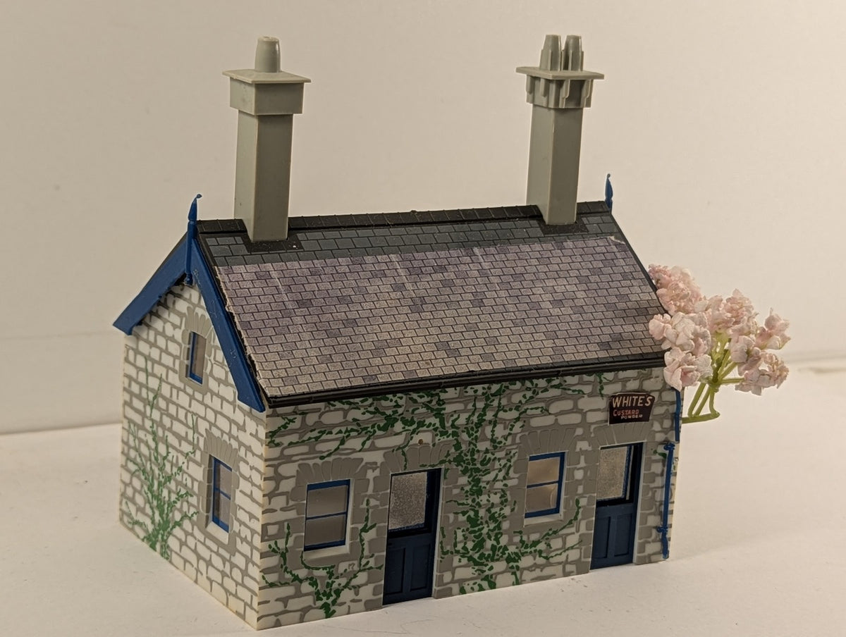 Hornby OO Gauge Country Cottage Building R501