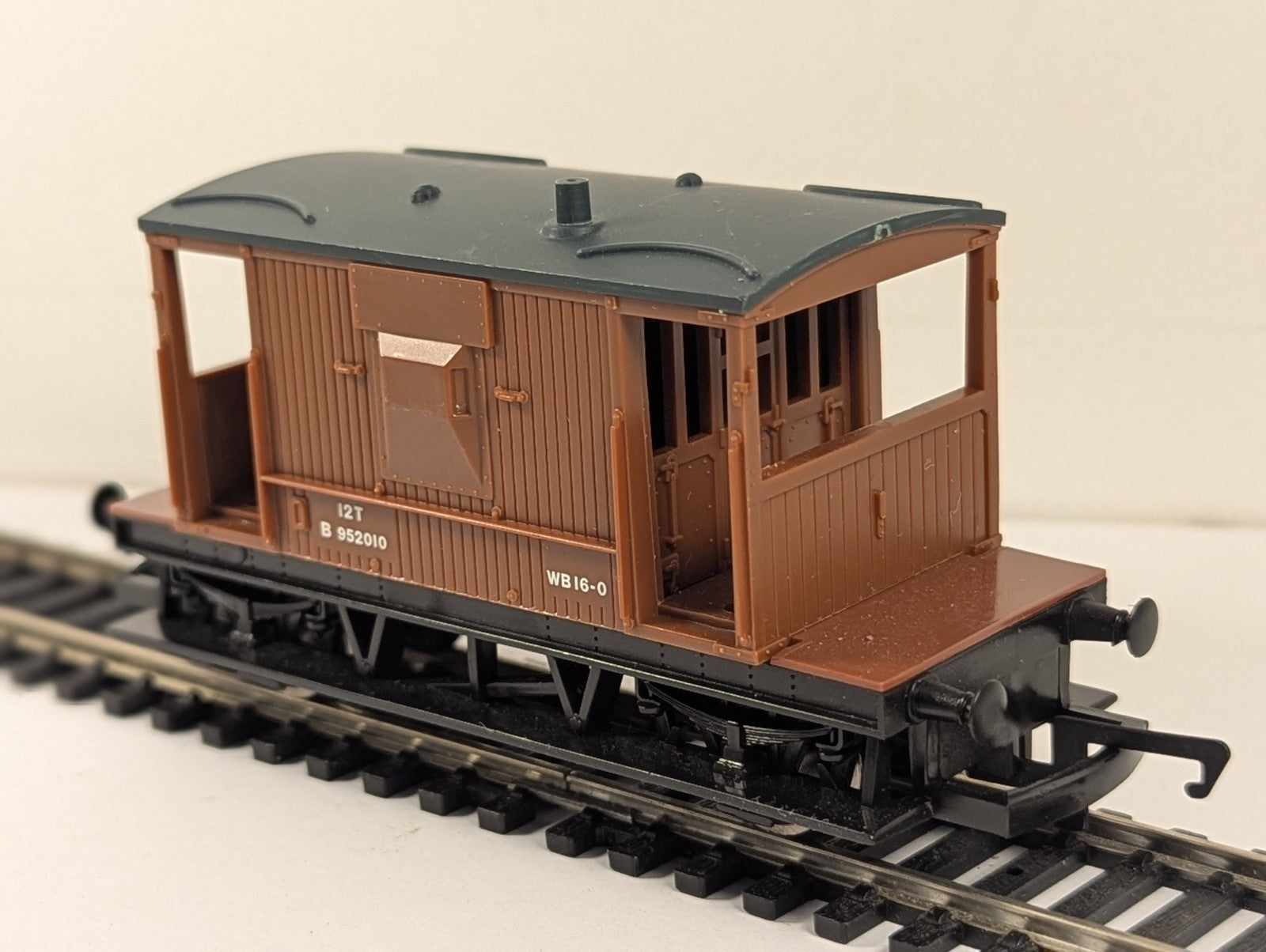 Hornby OO Gauge BR 20 Ton Brake Van Goods Wagon B952010 BR Bauxite