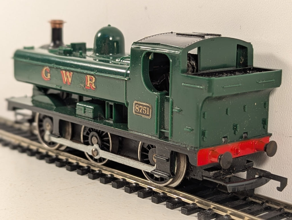 Hornby OO Gauge GWR Pannier Tank 8751 Steam Locomotive - GWR Green