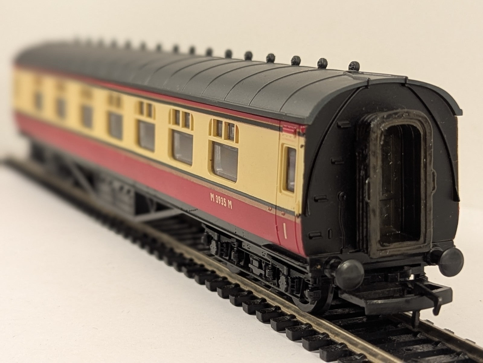 GMR Airfix 54203-4 OO Gauge BR Blood & Custard Composite Corridor Coach Boxed