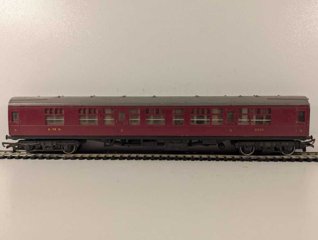 Hornby OO Gauge LMS Composite Coach Passenger Coach 2257 LMS Maroon