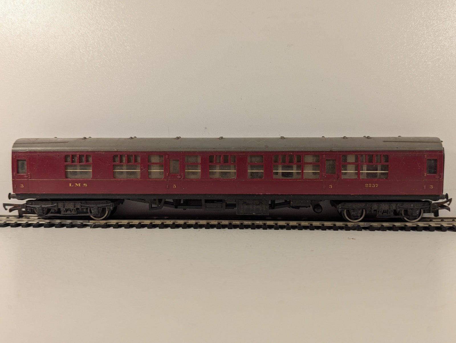 Hornby OO Gauge LMS Composite Coach Passenger Coach 2257 LMS Maroon