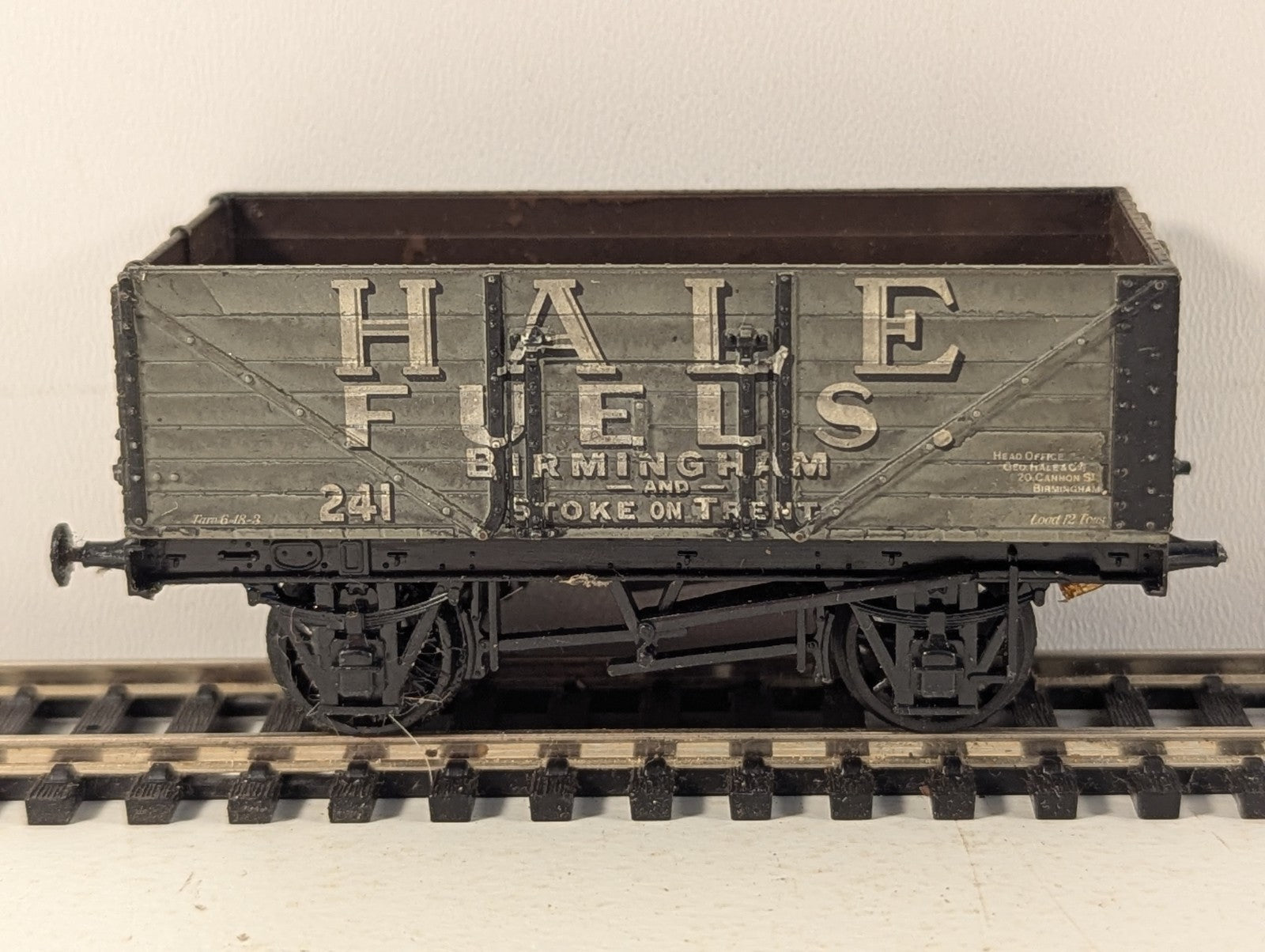 Airfix OO Gauge 7 Plank Open Wagon Goods Wagon 241 Hale Fuels grey