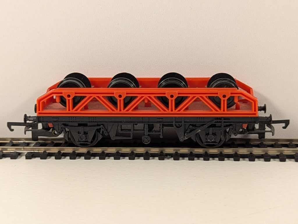 Hornby R131 OO Gauge Flat Wagon with Wheel Load