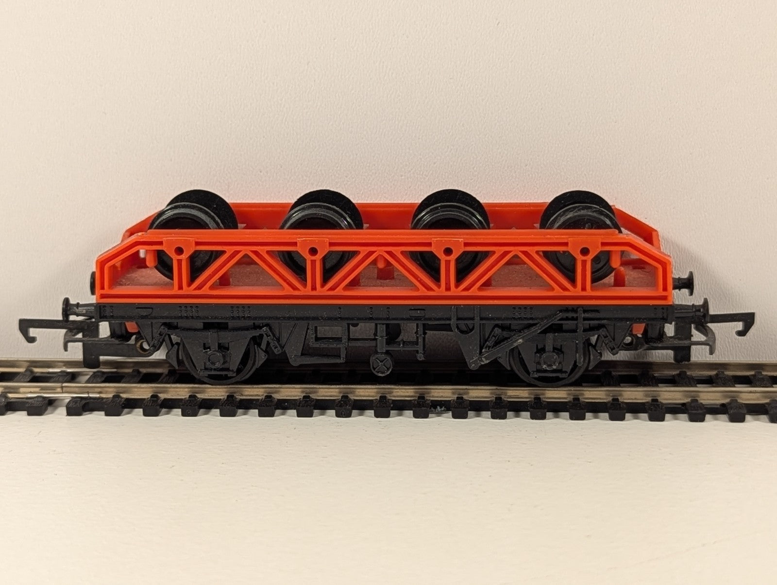 Hornby R131 OO Gauge Flat Wagon with Wheel Load