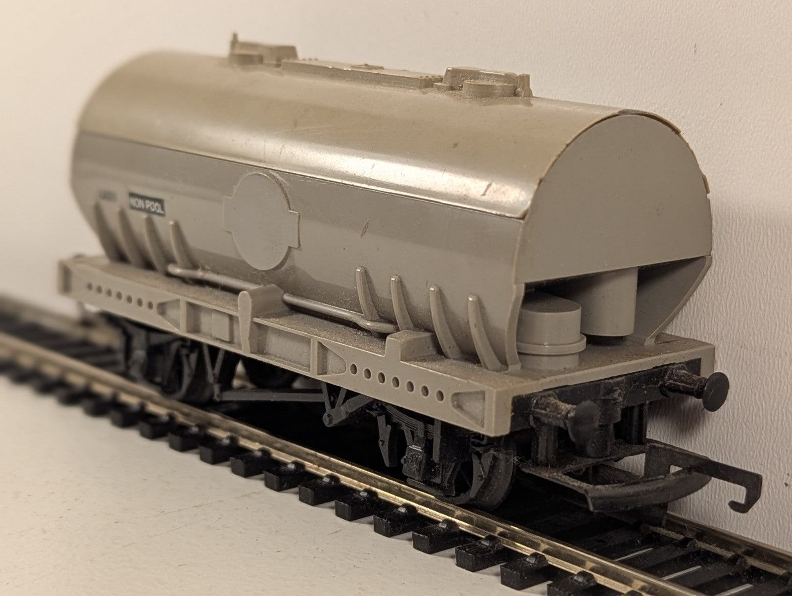 Tri-ang OO Gauge Presflo Bulk Powder Wagon Goods Wagon LA211 Grey