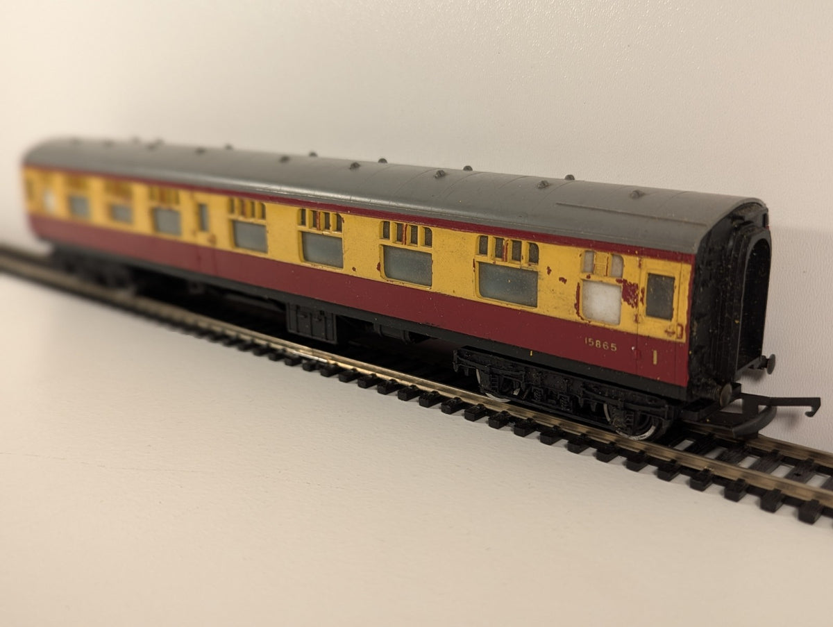 Tri-ang R730A BR Composite Coach No. 15865 – OO Gauge
