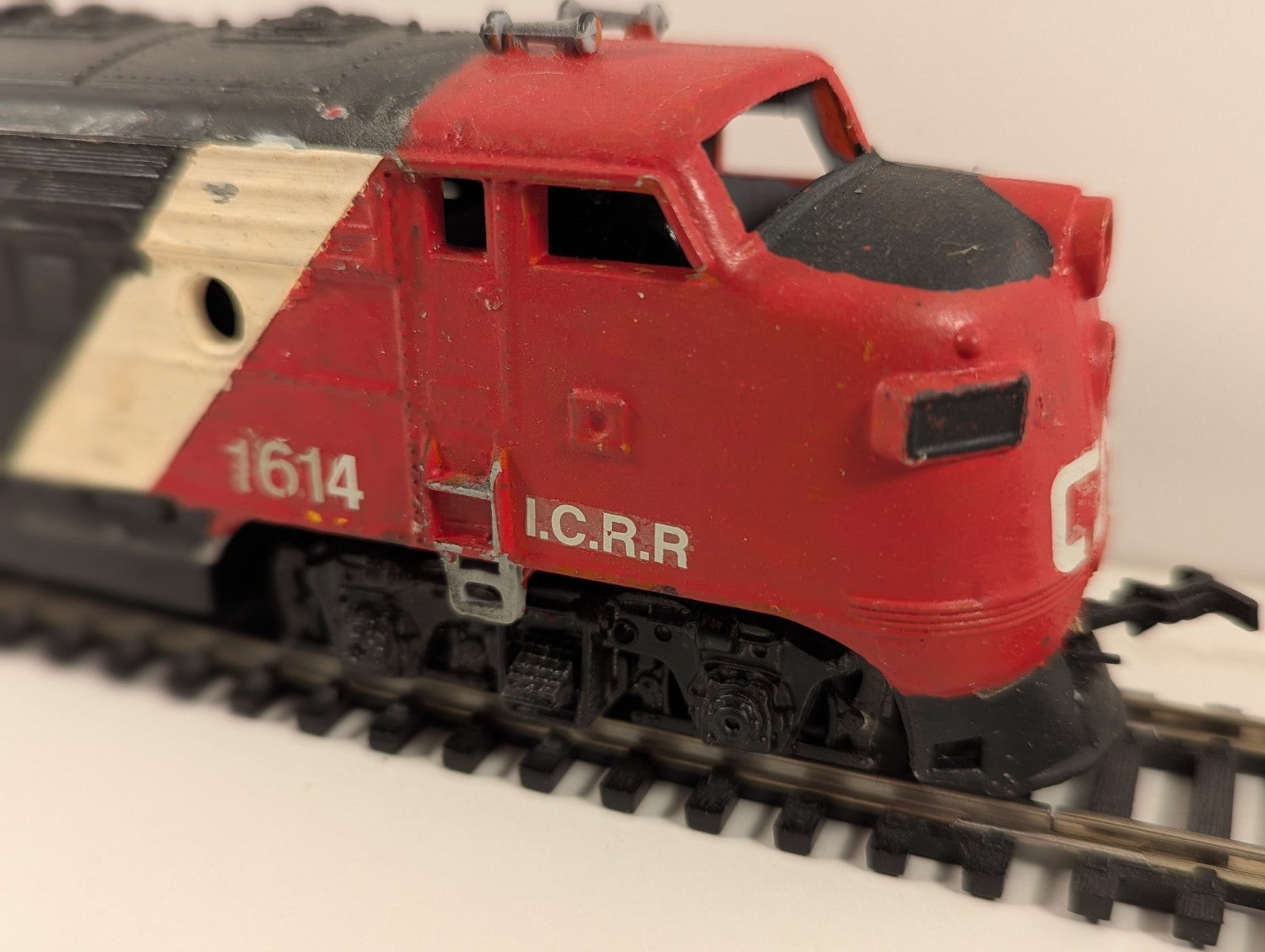 Life-Like F7 – Repainted in Canadian National Black & Red (1614) – HO Scale