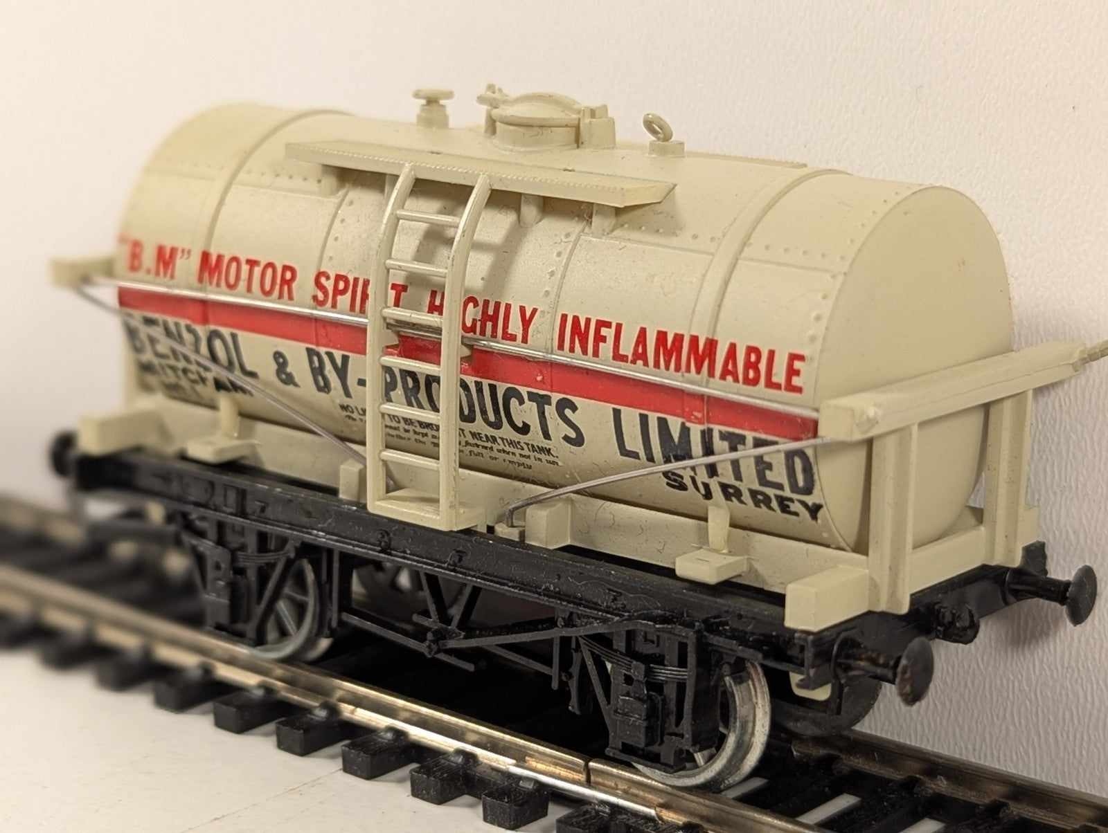 Dapol OO Gauge White Benzol & By-Products Limited 12 Ton Tank Wagon