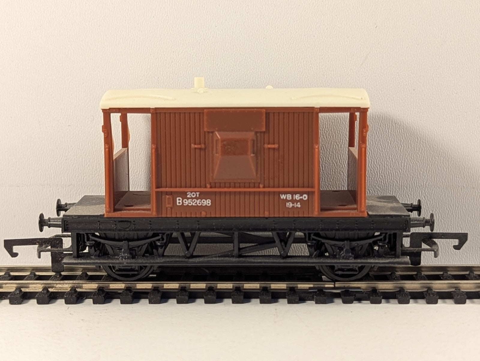 Hornby Railways R218 OO Gauge Brown BR Brake Van Boxed