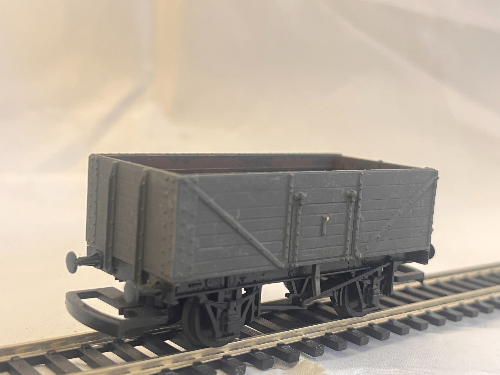 Hornby OO Gauge Grey 7 Plank Wagon