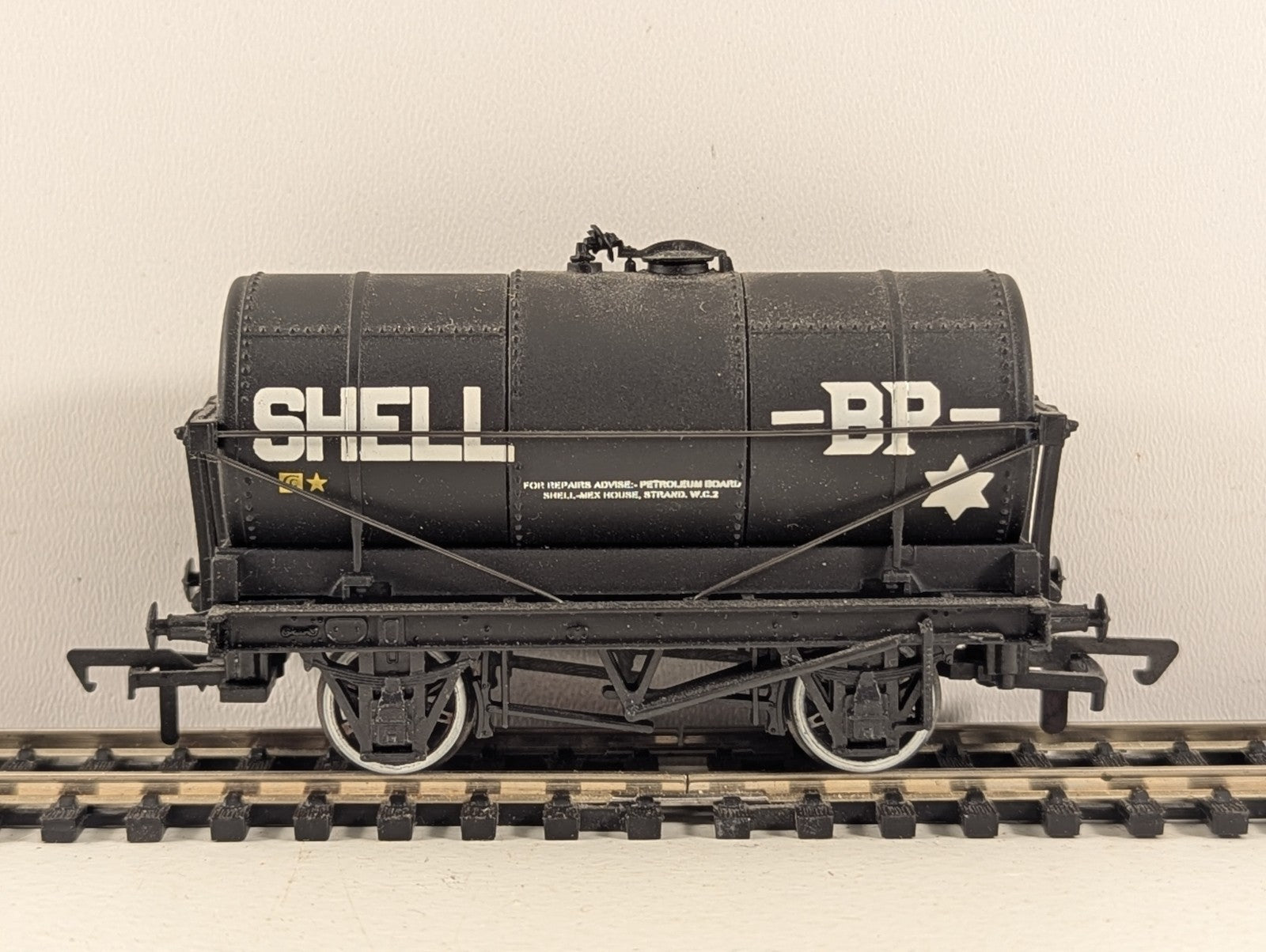 Bachmann Branchline OO Gauge Shell 14 Ton Tank Wagon - Wrong Box