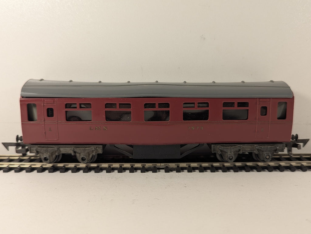 Tri-ang OO Gauge LMS Short Bogie Coach Passenger Coach 7573 LMS Maroon R28