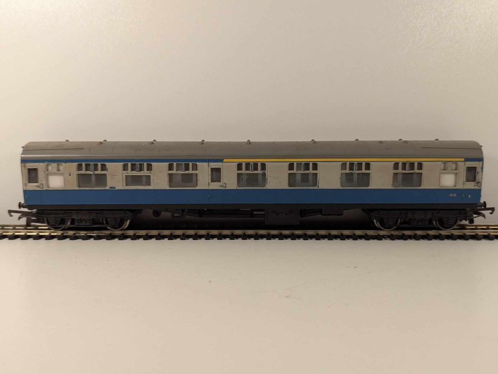 Tri-ang OO Gauge BR Blue MK1 Composite Corridor Coach (Chipped Paint)