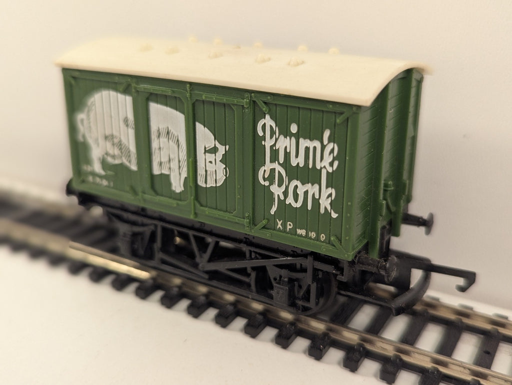 Hornby R162 OO Gauge Prime Pork Vent Van Wagon boxed
