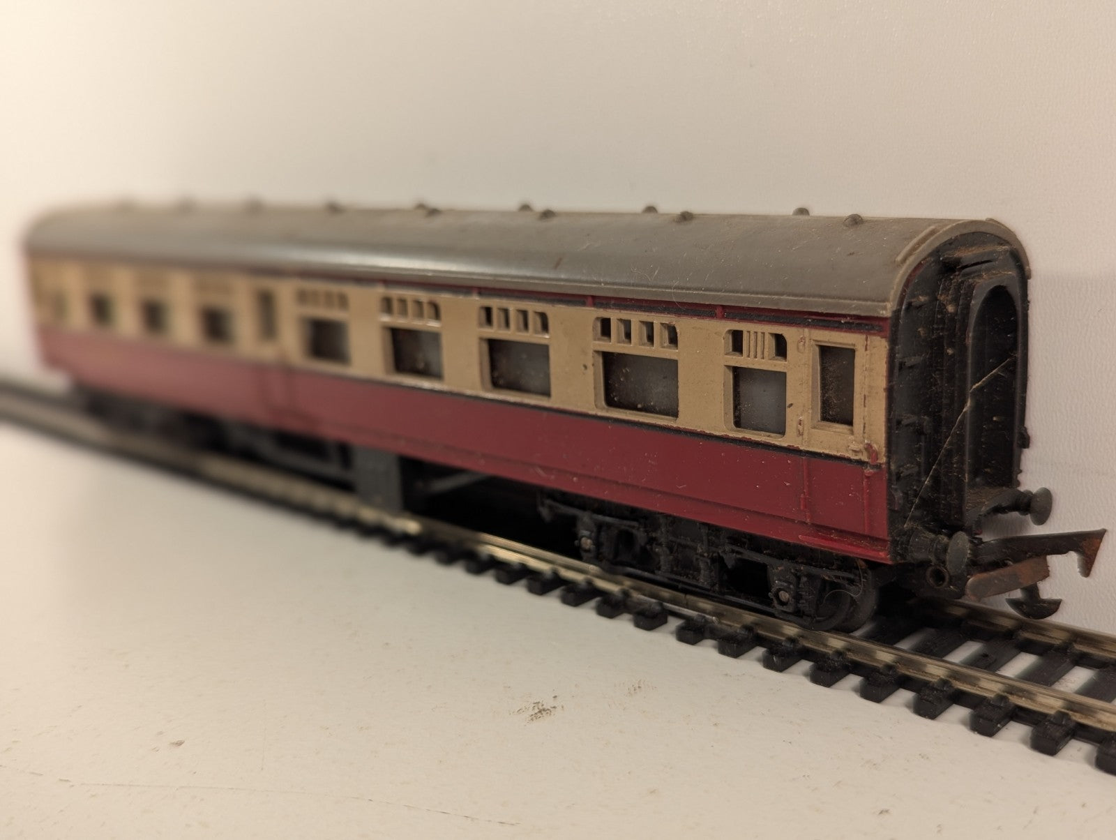 Tri-ang OO Gauge BR Crimson and Cream Composite Coach Passenger Coach