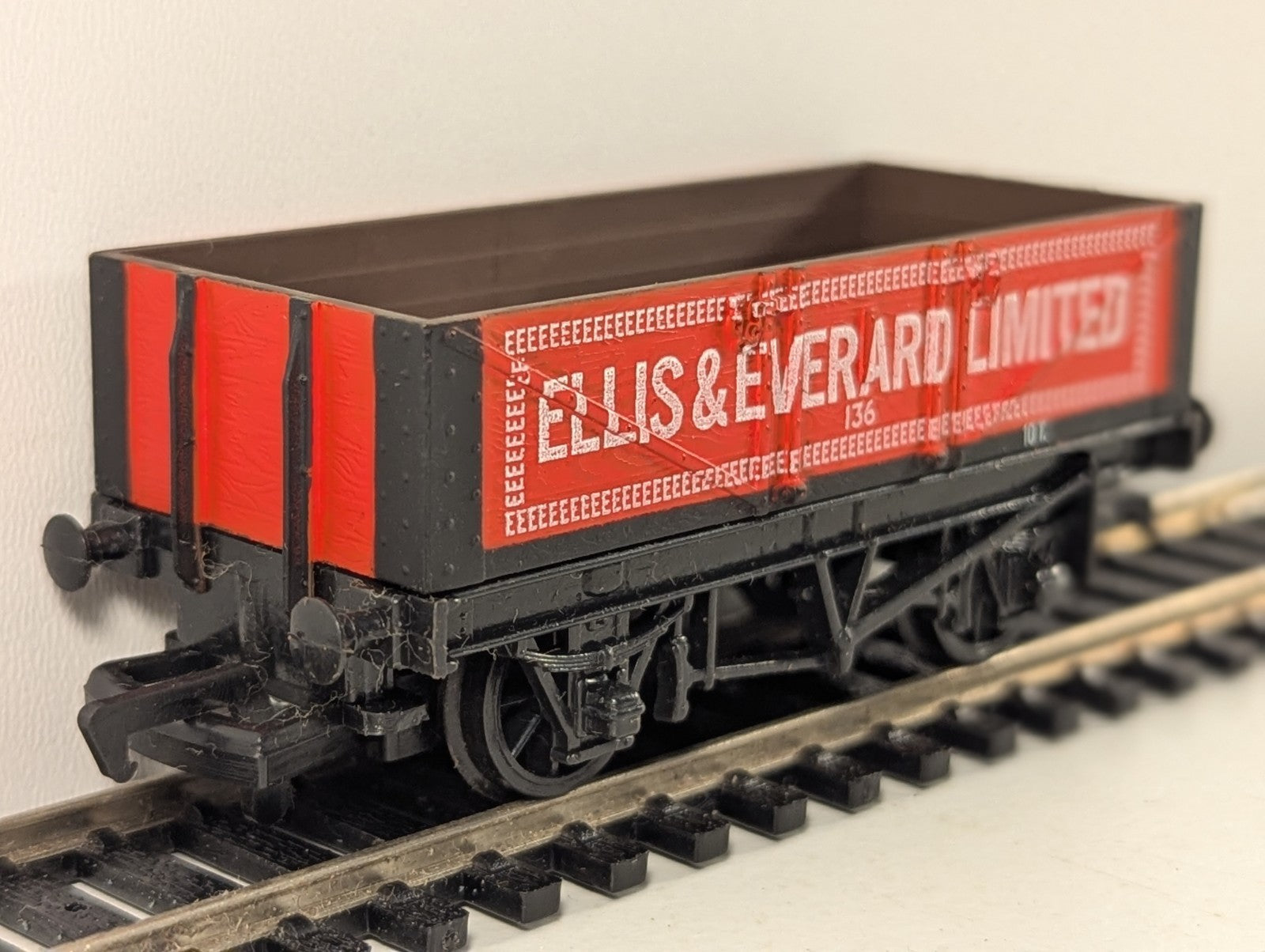 Mainline 37-131 Ellis & Everard Ltd 5 Plank Coal Wagon OO Gauge