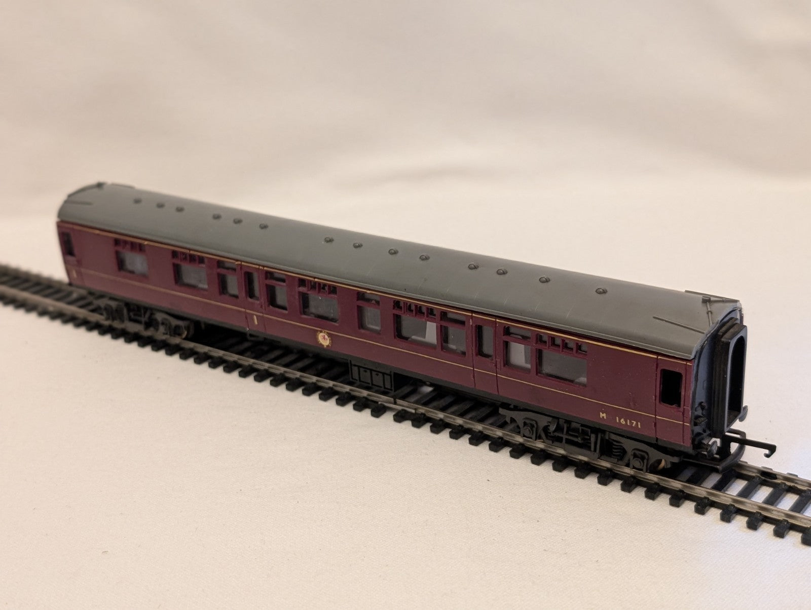 Trix Mk1 Composite Corridor M16171 model railway coach in BR maroon livery