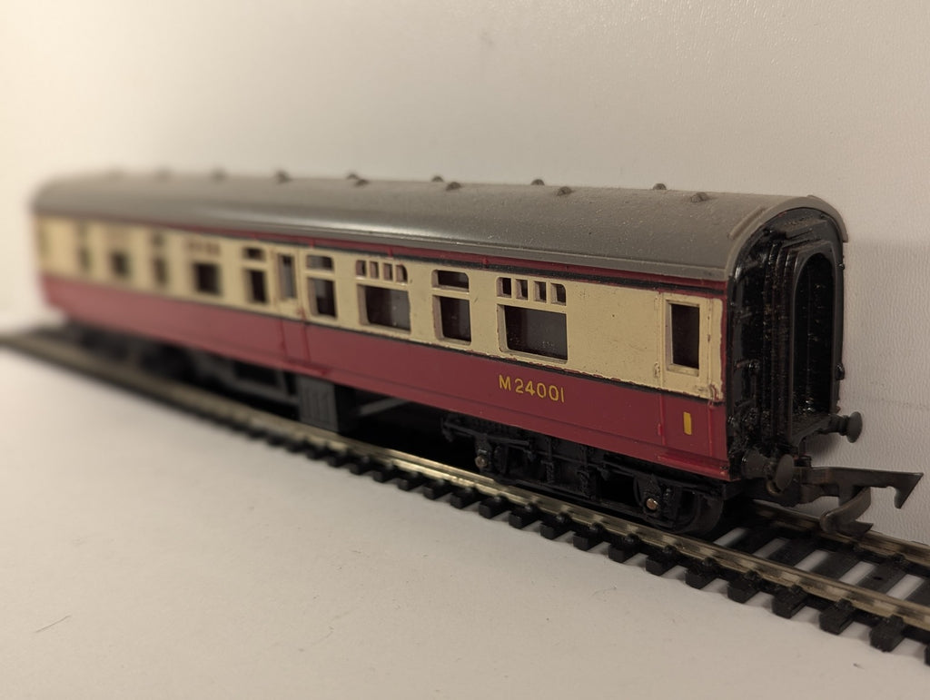 Tri-ang OO Gauge BR Composite Coach Coaching Stock M24001 BR Crimson and Cream