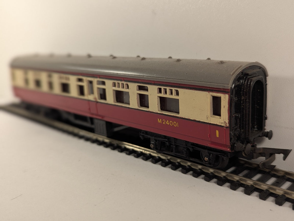 Tri-ang OO Gauge BR Composite Coach Coaching Stock M24001 BR Crimson and Cream
