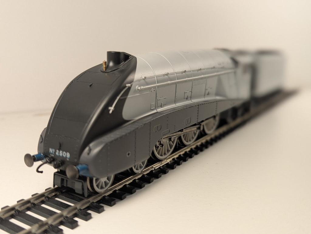 Hornby R2965 Class A4 Locomotive “75th Anniversary of the Silver Jubilee"