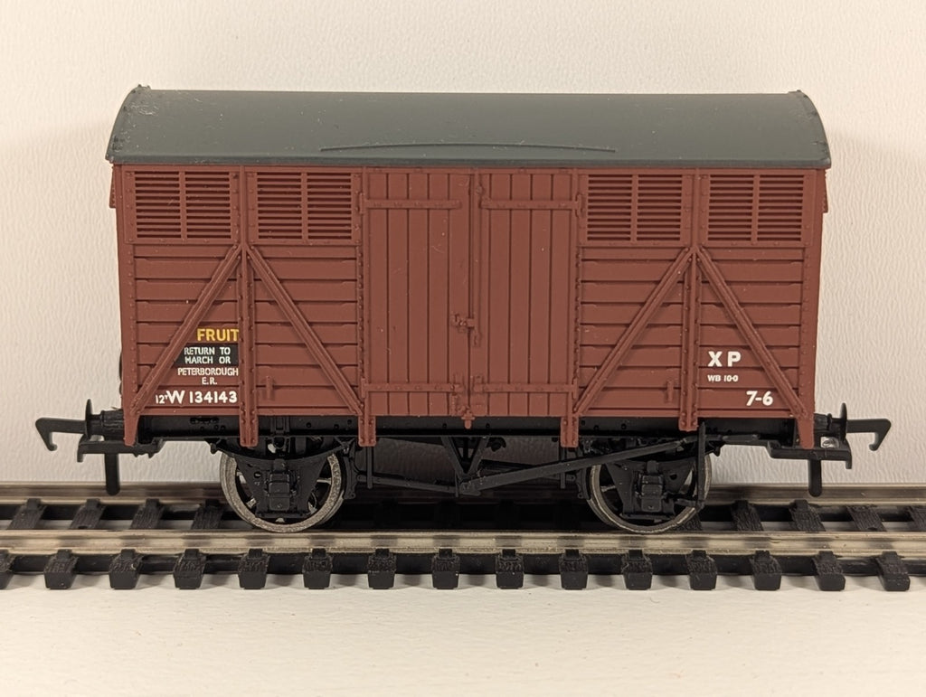 Bachmann Branchline OO Gauge 12-Ton Fruit Van