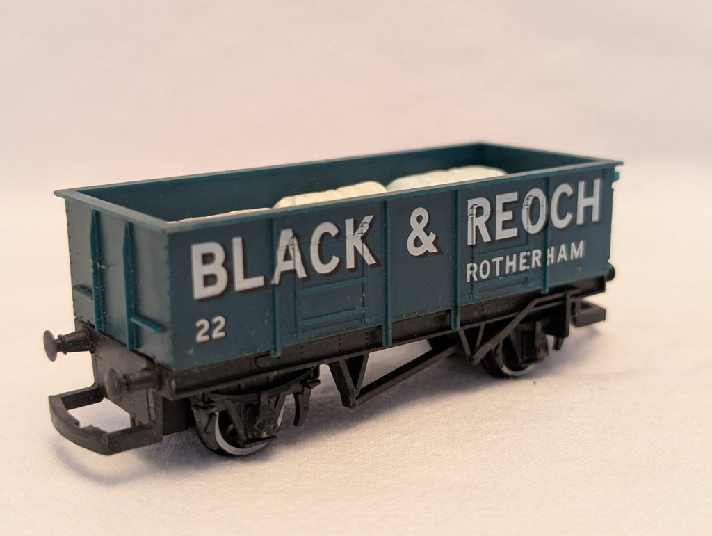 Hornby OO Gauge 7-Plank Open Wagon 'Black & Reoch' Goods Wagon 22