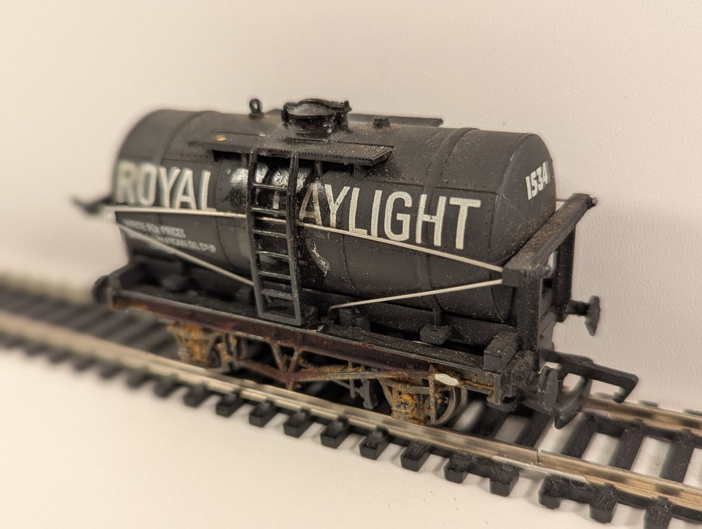 Mainline 37-134 Tank Wagon“Royal Daylight Paraffin” Weathered Missing Coupling