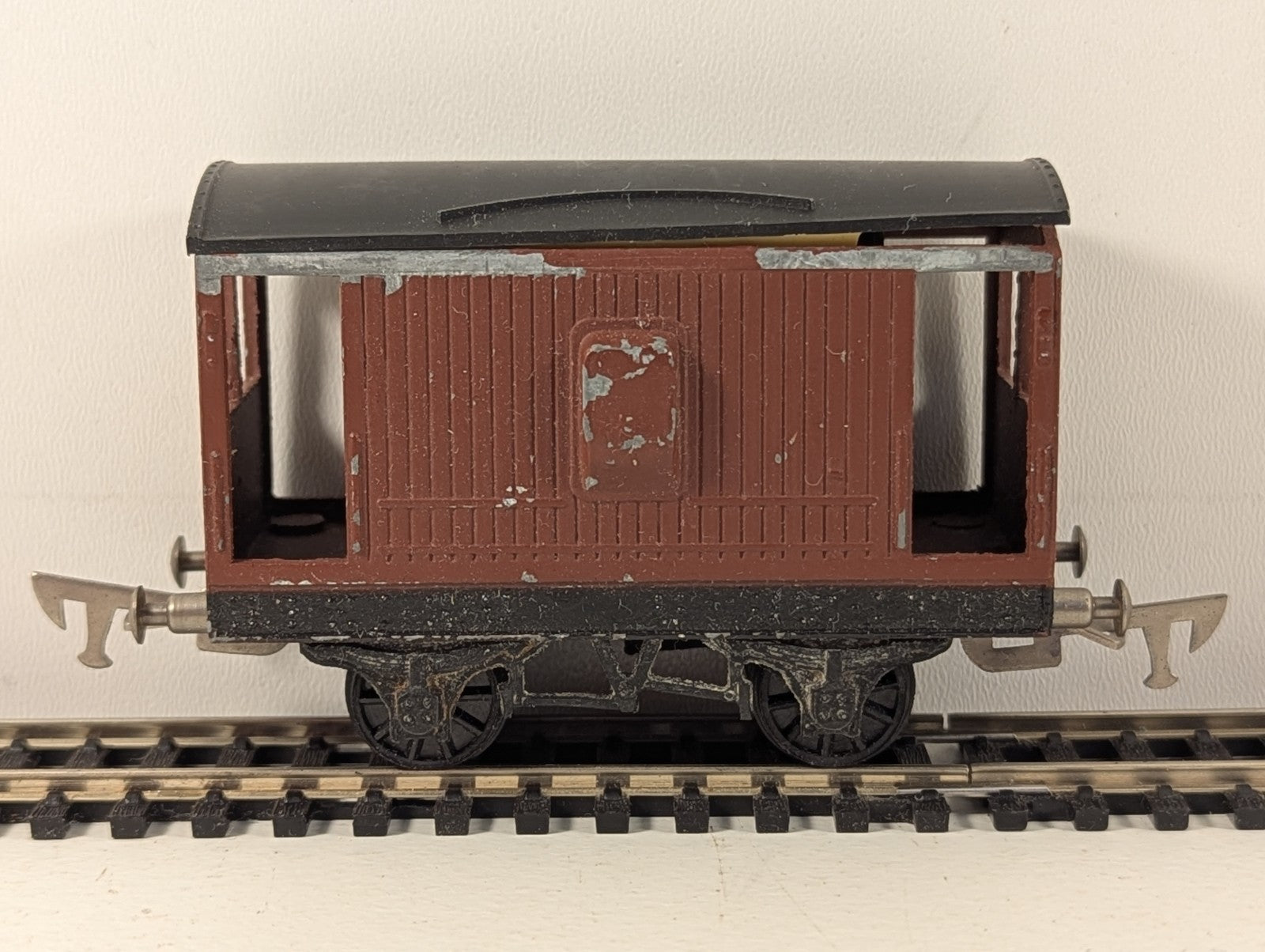 Graham Farish NE Brown 20T Brake Van
