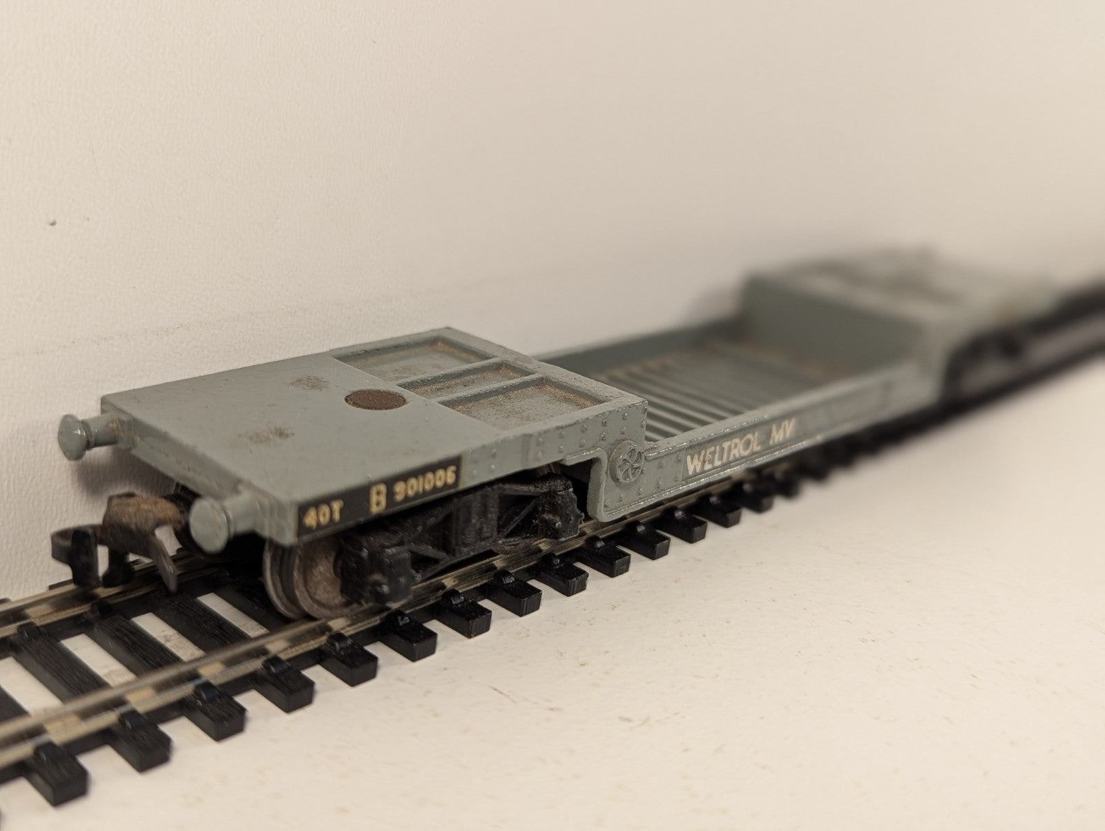 Hornby Dublo 32053 OO Gauge 40 Ton Bogie Well Wagon