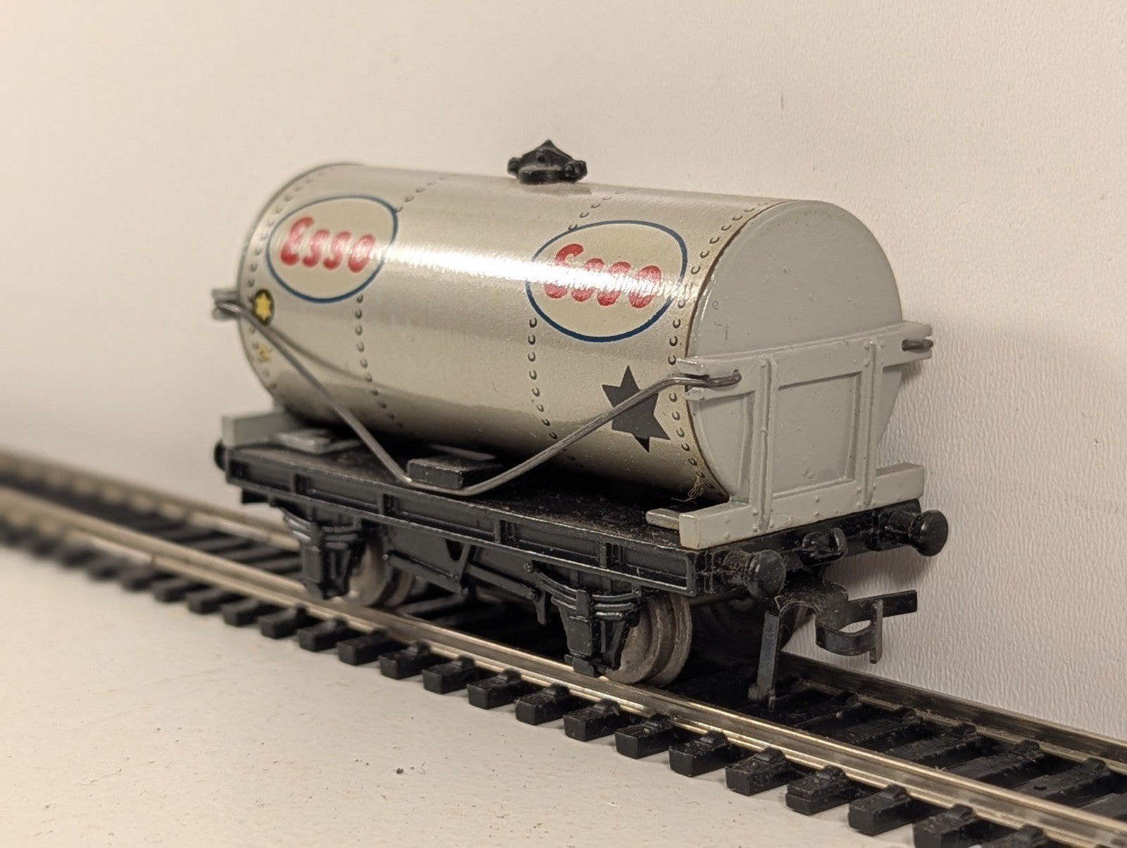 Hornby Dublo 32081 OO Gauge D1 ESSO Petrol Tank Wagon - Boxed
