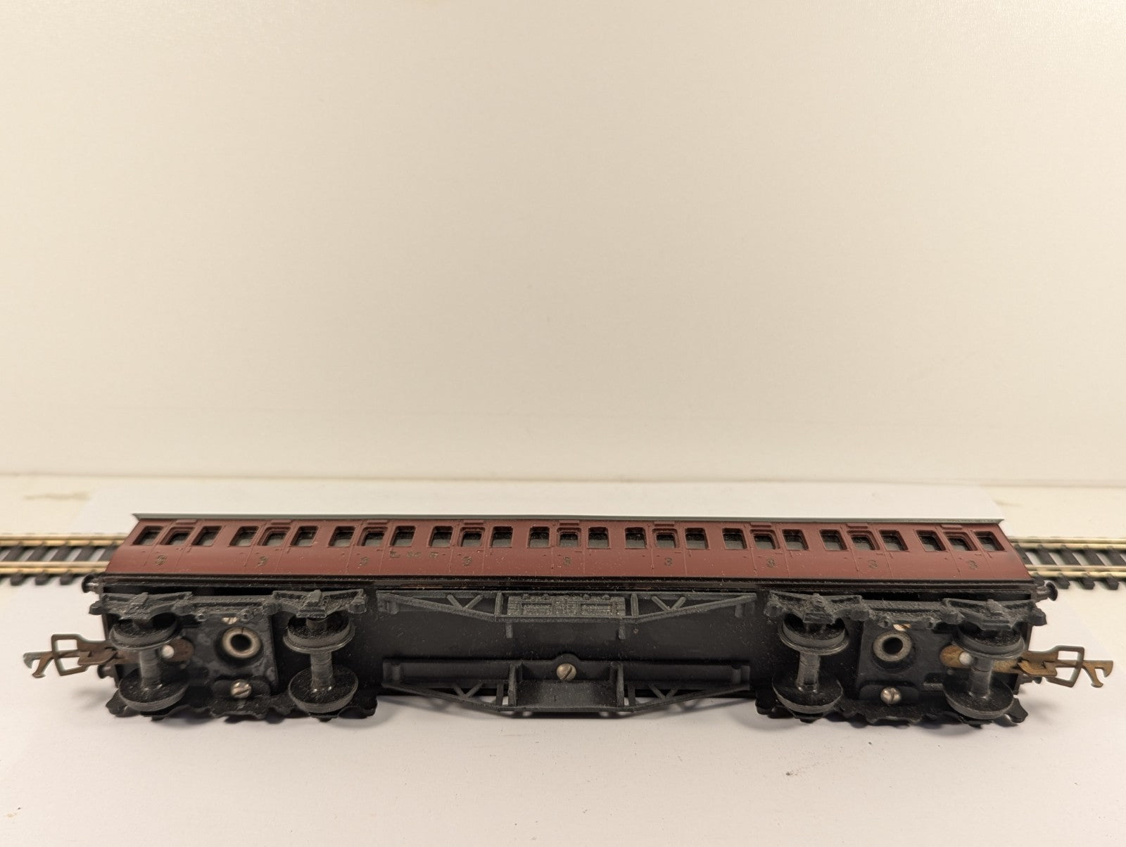 Graham Farish OO Gauge Maroon Third Class Suburban Coach Boxed