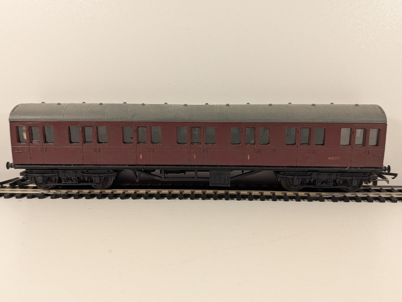Tri-ang R120 Maroon Suburban Brake Coach M43171 – OO Gauge