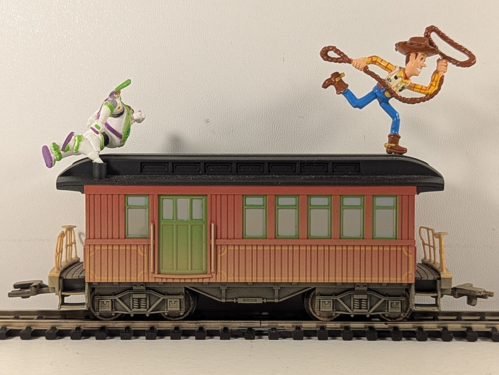 Hornby OO Gauge Toy Story Express Passenger Coach with Woody & Buzz