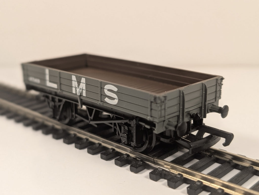 Mainline 37419 OO Gauge 3 Plank Wagon LMS Grey 471419