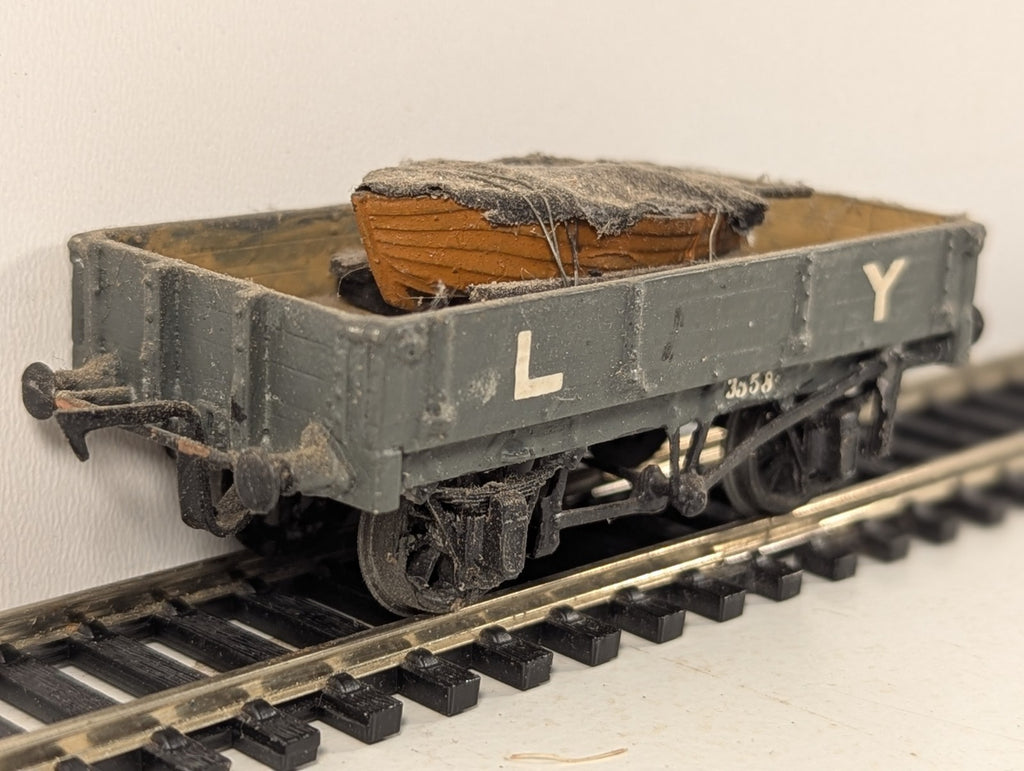 Kitbuilt Lancashire & Yorkshire Railway 3-Plank Open Wagon with Boat load